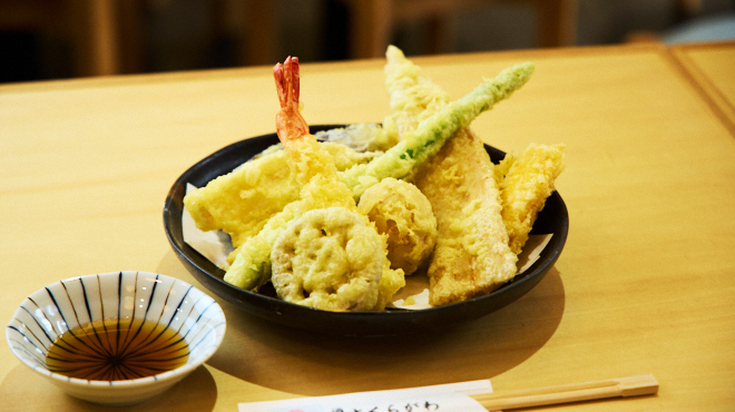 さくらがわの天ぷら。海老と野菜を盛り合わせた一皿